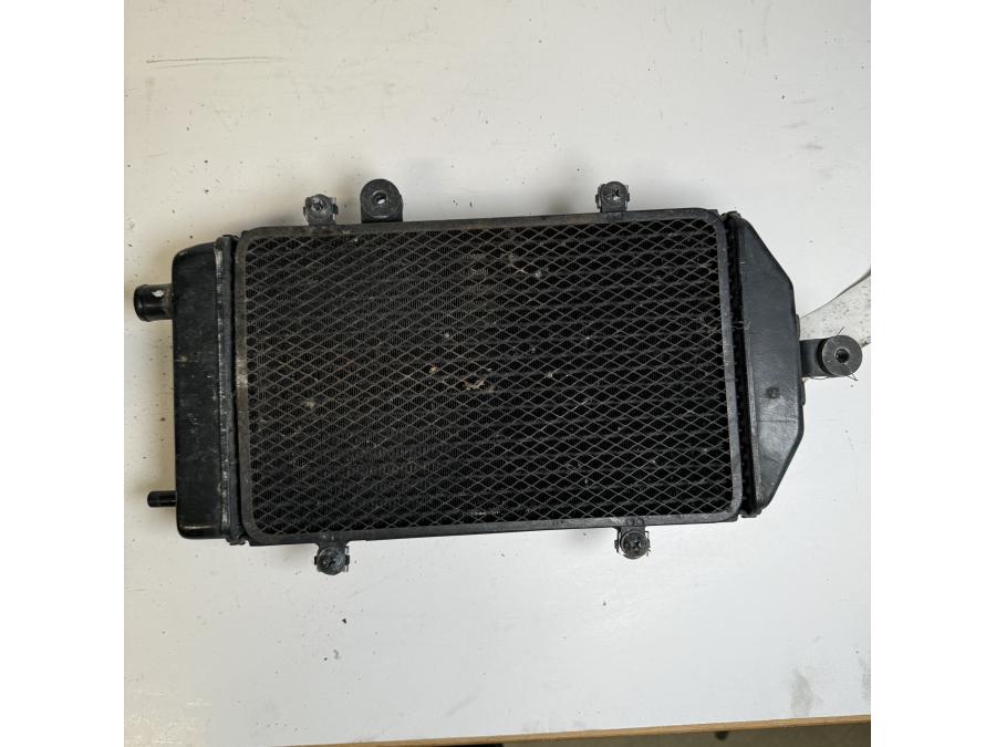 Framsidan på Vattenkyl från en Kawasaki VN 900 -2007 motorcykel.