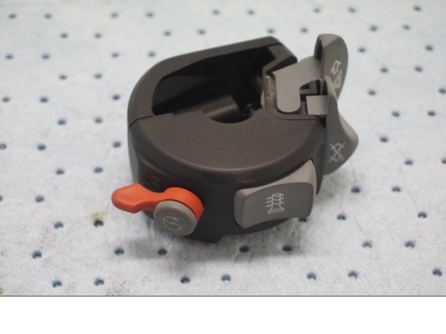 Baksidan på Styrelreglage från en BMW F 800 ST -2007 motorcykel.