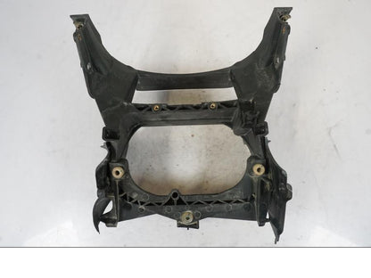 Snett nerifrån på Strålkastarfäste från en BMW R 1150 GS -2002 motorcykel.