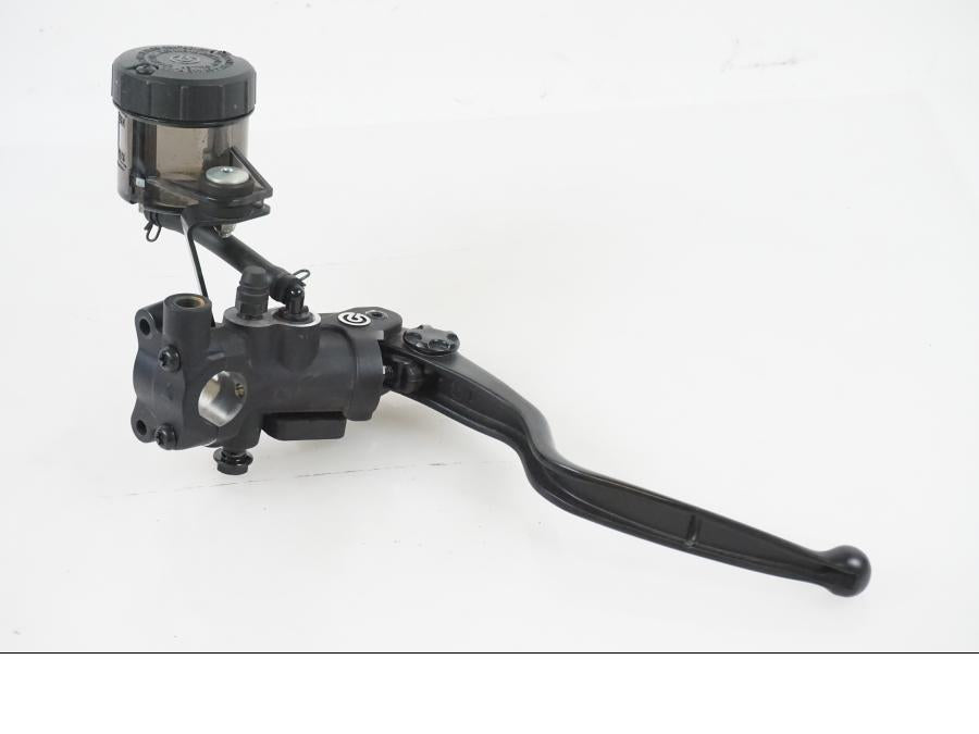 Framsidan på Bromshuvudcylinder från en H-D Adventure Pan America Special RA1250S -2021 motorcykel.