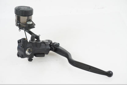 Framsidan på Bromshuvudcylinder från en H-D Adventure Pan America Special RA1250S -2021 motorcykel.