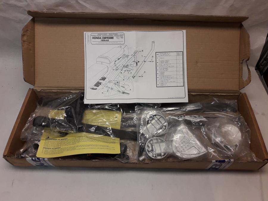 Framsidan på Topboxfäste från en Honda CBR 900 RR -1992 motorcykel.