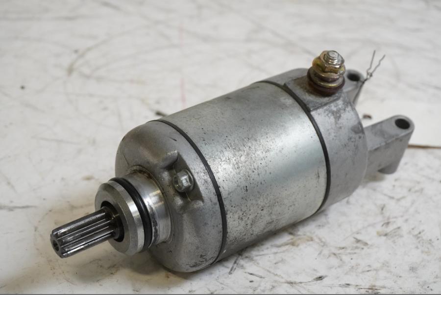 Framsidan på Startmotor från en Yamaha YZF R6 -1999 motorcykel.