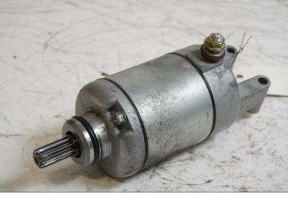 Framsidan på Startmotor från en Yamaha YZF R6 -1999 motorcykel.