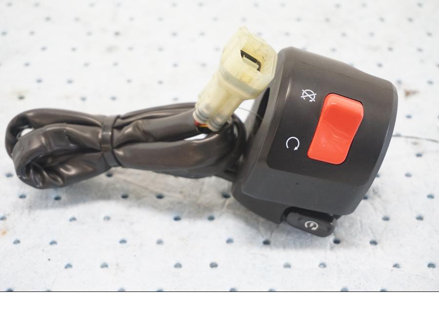 Framsidan på Styrelreglage från en Kawasaki Z 900 -2019 motorcykel.