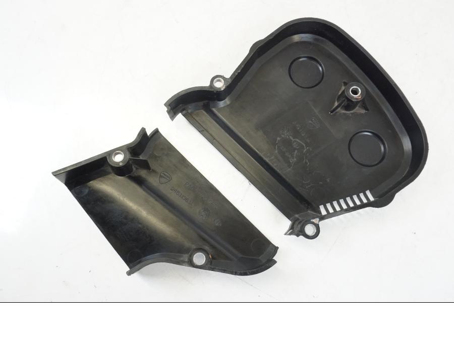 Snett nerifrån på Remskydd från en Ducati Hyperstrada -2013 motorcykel.