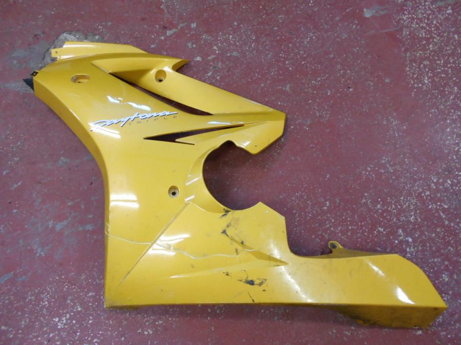Framsidan på Sidkåpa från en Triumph Daytona 675 -2006 motorcykel.