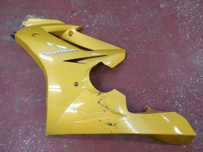 Framsidan på Sidkåpa från en Triumph Daytona 675 -2006 motorcykel.