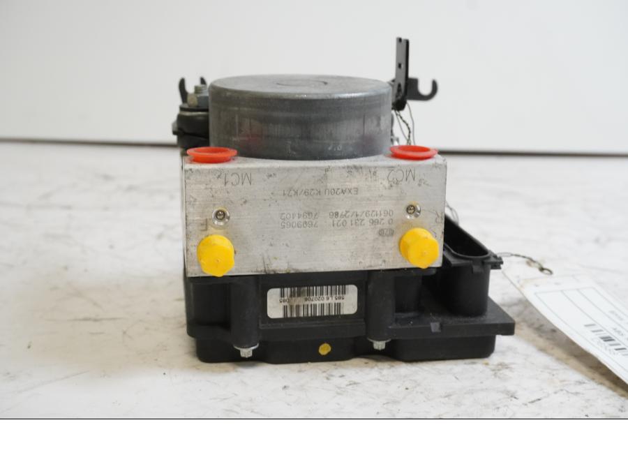 Baksidan på ABS Modulator från en BMW F 800 S -2007 motorcykel.