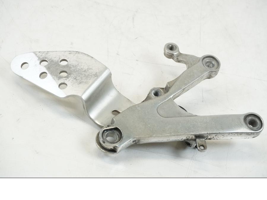 Framsidan på Fotpinnefäste från en Yamaha YZF R6 -1999 motorcykel.