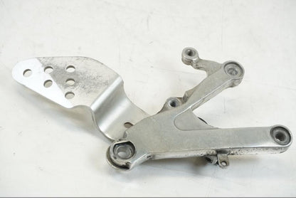 Framsidan på Fotpinnefäste från en Yamaha YZF R6 -1999 motorcykel.