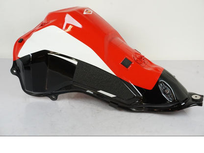 Vänster sida på Bensintank från en Honda CRF 1000 Africa Twin -2016 motorcykel.