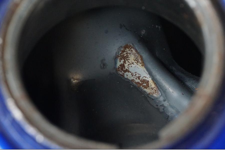 Vänster sida på Bensintank från en Yamaha DT 125 -2006 motorcykel.