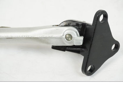 Snett nerifrån på Sidostöd från en Triumph Speed Triple -2008 motorcykel.