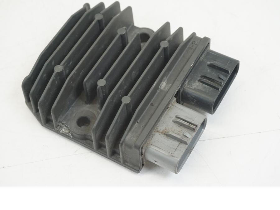 Baksidan på Likriktare från en Ducati Hyperstrada -2013 motorcykel.