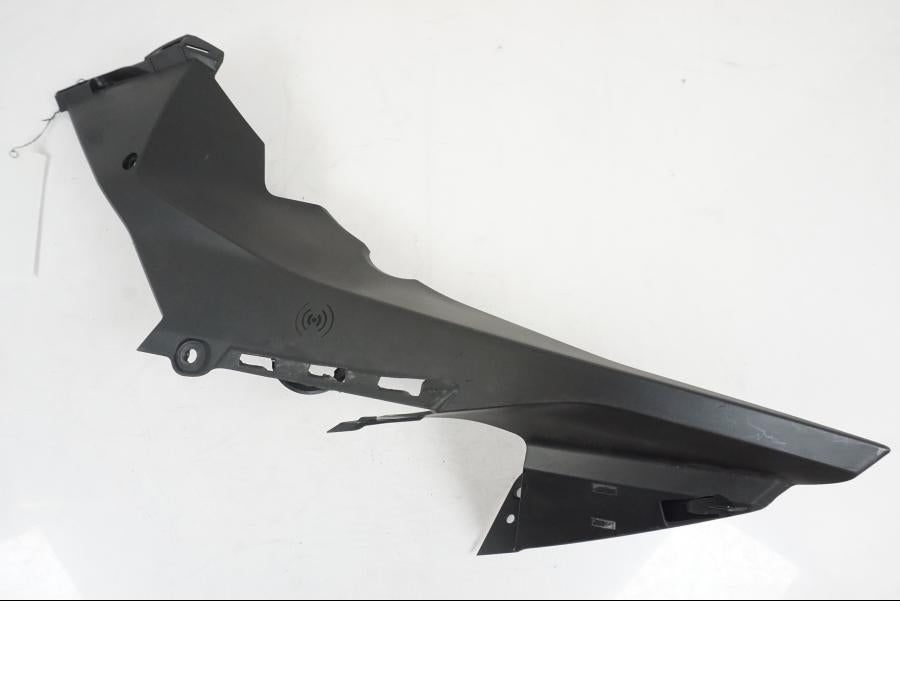 Framsidan på Sidkåpa innerplast från en KTM 1290 Super Duke R EVO -2023 motorcykel.