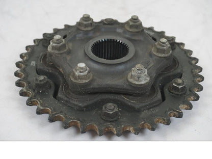 Snett uppifrån på Drevfäste från en KTM 1290 Super Duke R -2018 motorcykel.