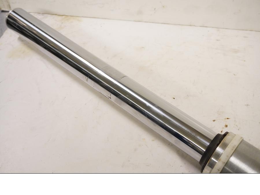 Höger sida på Gaffelben från en Yamaha XVS 1100 -2000 motorcykel.