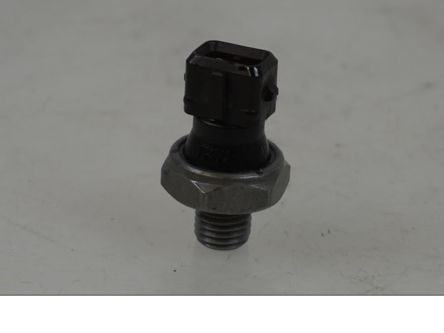 Framsidan på Oljetryckgivare från en BMW F 800 GS -2009 motorcykel.