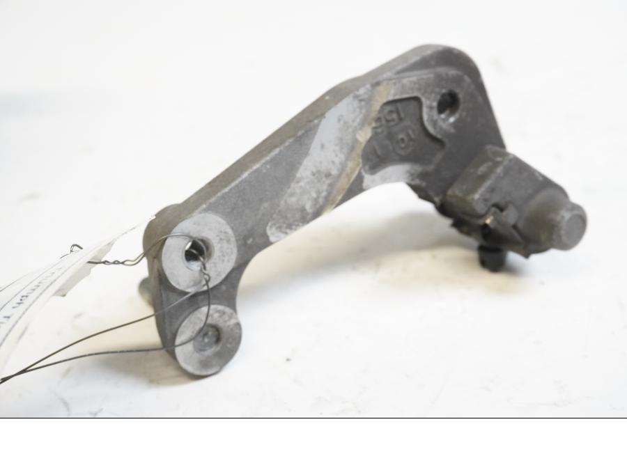 Baksidan på Bromsoksfäste från en Triumph Tiger 800 -2011 motorcykel.