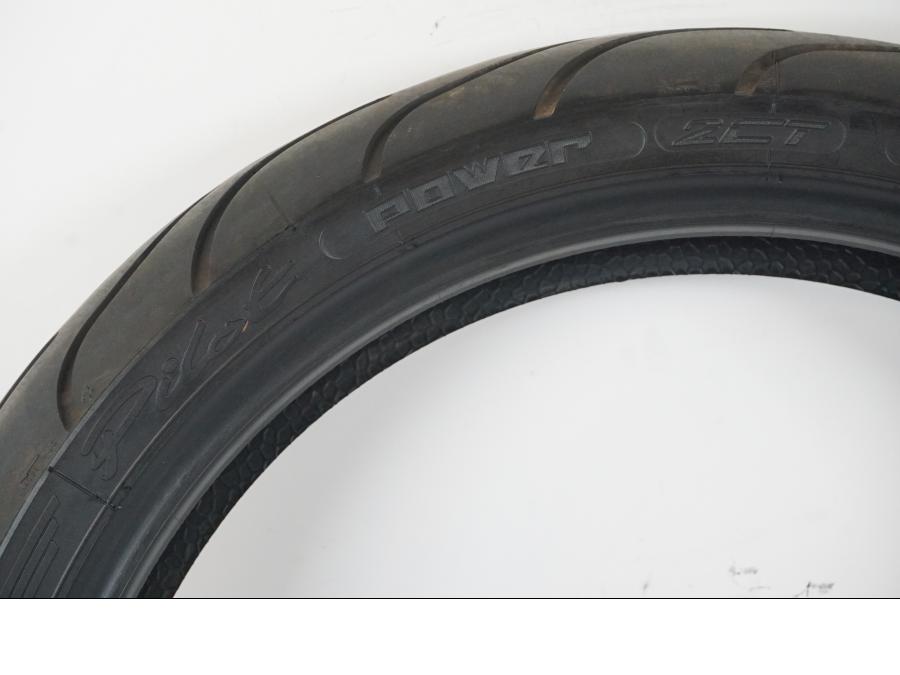 Vänster sida på <p>Begagnad däck av märket Michelin och modell Pilot Power 2CT.</p>

<p>Dimension 110/70ZR17 M/C (54W). </p>

<p>Mönsterdjup ca: 3,00mm.</p>

<p>Mönsterdjup yttre kant ca: 3,75mm.</p>

<p>Tillv: vecka 33 år 2021.</p> moped.