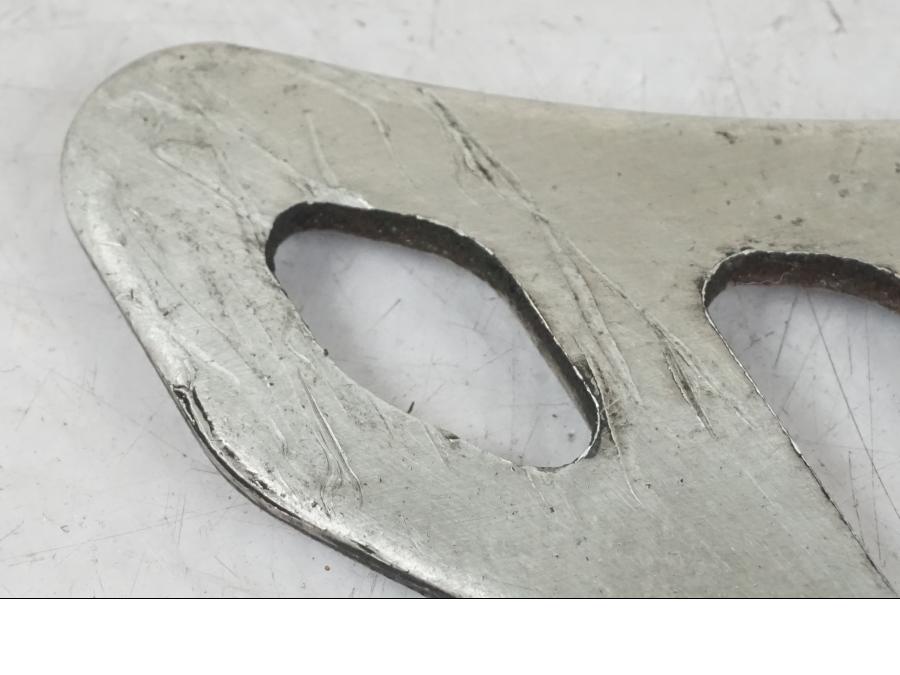 Vänster sida på Kedjeskydd från en Triumph Daytona 955I -2000 motorcykel.