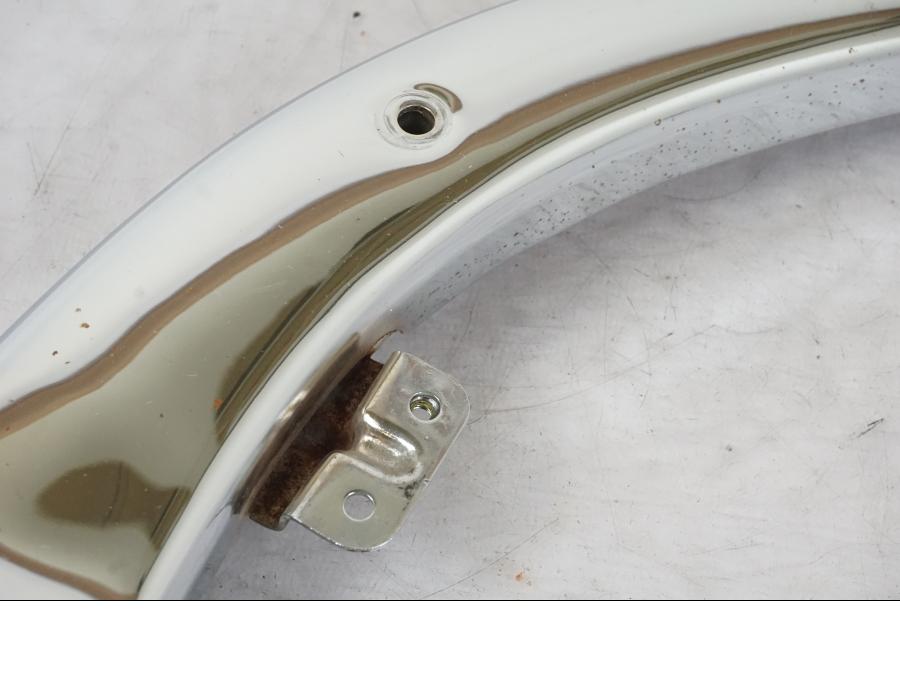 Höger sida på Bakskärmstag från en Suzuki VL 800 -2002 motorcykel.