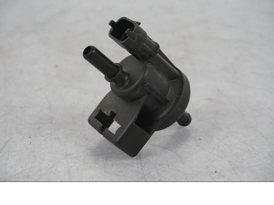 Höger sida på Fuel Evap System från en KTM 1290 Super Adventure R -2018 motorcykel.