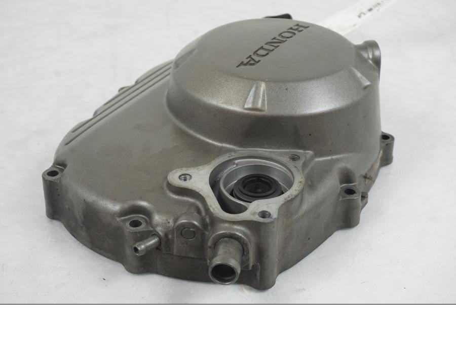 Snett uppifrån på Kopplingskåpa från en Honda CBR 125 R -2006 motorcykel.