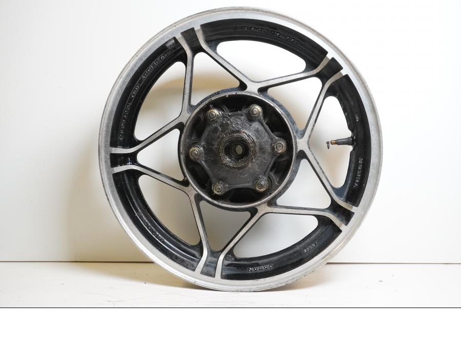 Framsidan på Fälg från en Honda VF 750 C -1983 motorcykel.