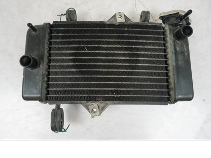 Höger sida på Vattenkyl från en Yamaha MT 125 -2017 motorcykel.