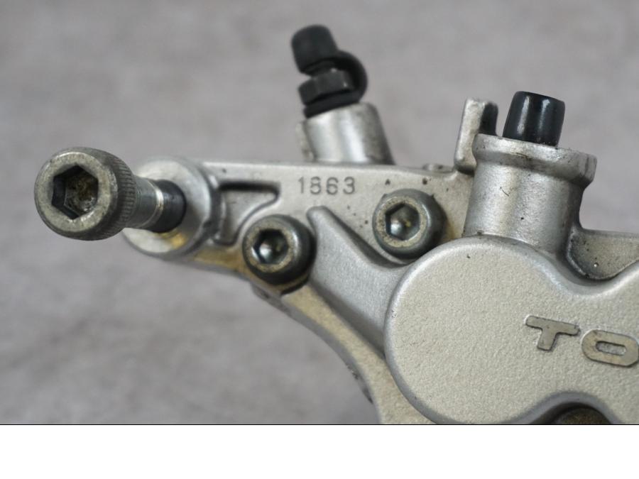 Baksidan på Bromsok från en Kawasaki VN 1500 Mean Streak -2002 motorcykel.