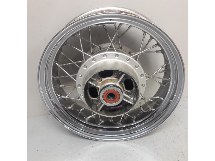 Framsidan på Fälg från en Kawasaki VN 900 -2007 motorcykel.