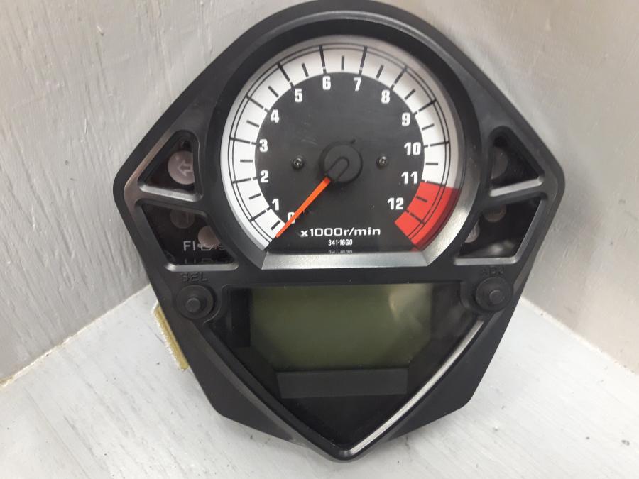 Framsidan på Instrumentpanel från en Suzuki SV 1000 -2004 motorcykel.