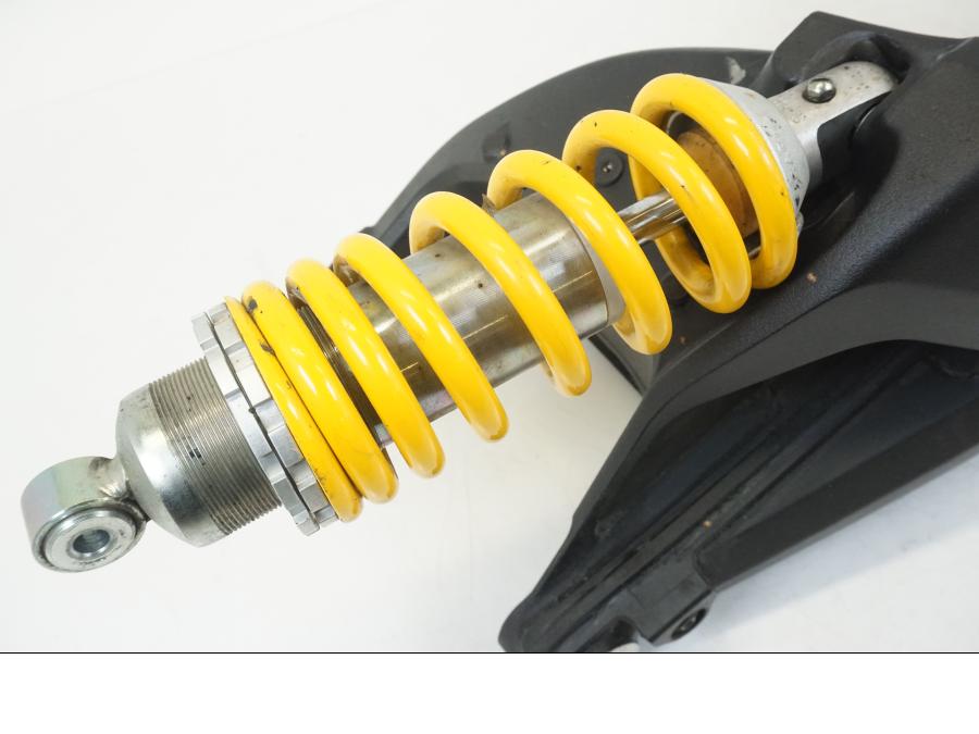 Baksidan på Sving från en Ducati Hyperstrada -2013 motorcykel.