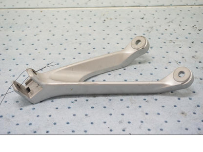 Framsidan på Fotpinnefäste från en Honda CBR 1000 RR -2011 motorcykel.