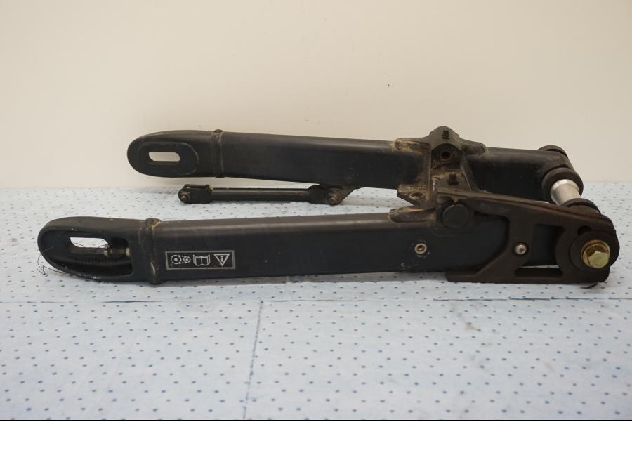 Baksidan på Sving från en Triumph Thunderbird 900 -2000 motorcykel.