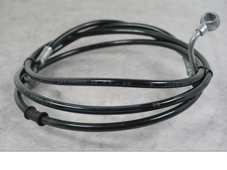 Snett nerifrån på Bromsledning från en Ducati Multistrada V4 -2024 motorcykel.