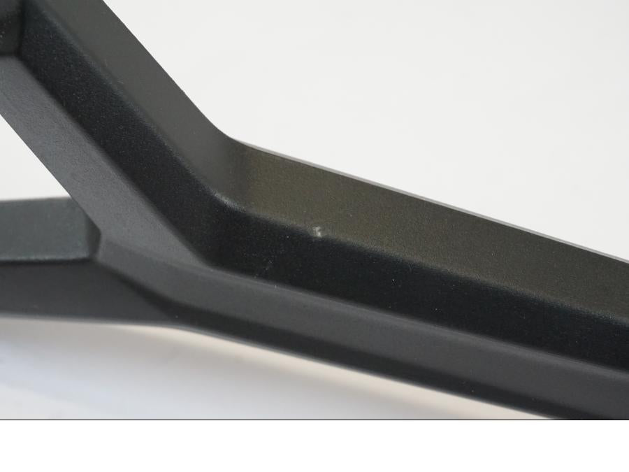 Vänster sida på Fotpinnefäste från en Triumph Trident -2021 motorcykel.