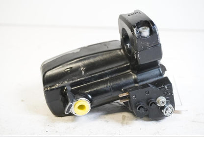 Snett uppifrån på Bromshuvudcylinder från en Suzuki M 1800 -2009 motorcykel.