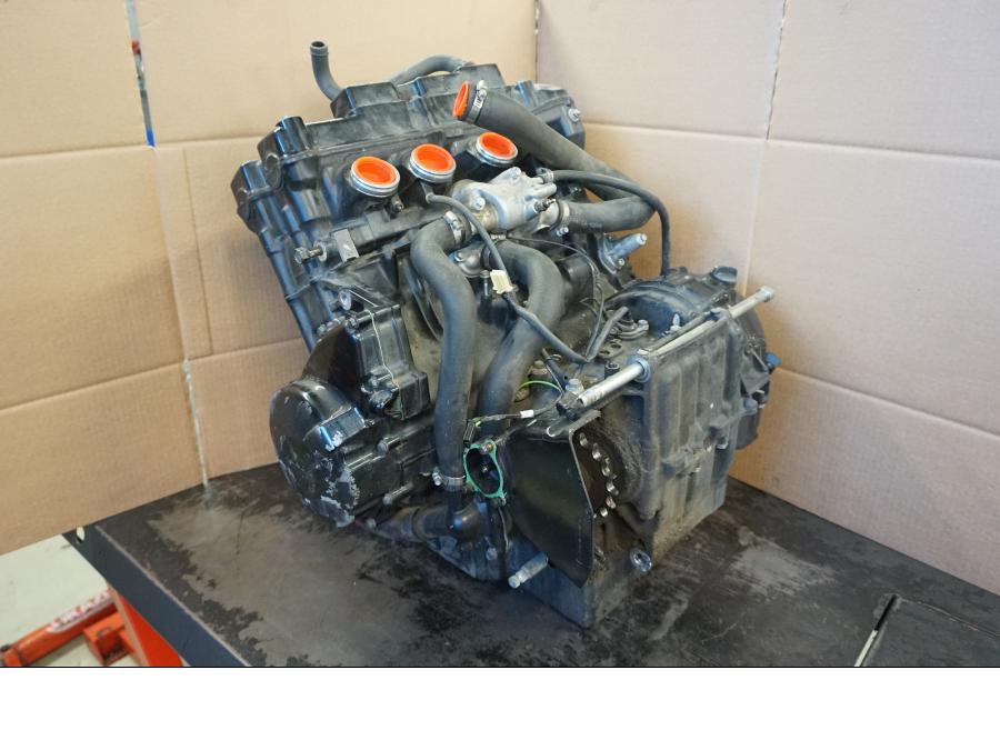 Baksidan på Motor från en Honda CBR 1100 XX -1998 motorcykel.