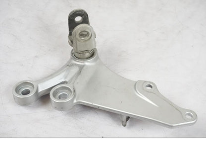 Baksidan på Fotpinnefäste från en Suzuki GSX-R 750 -2006 motorcykel.