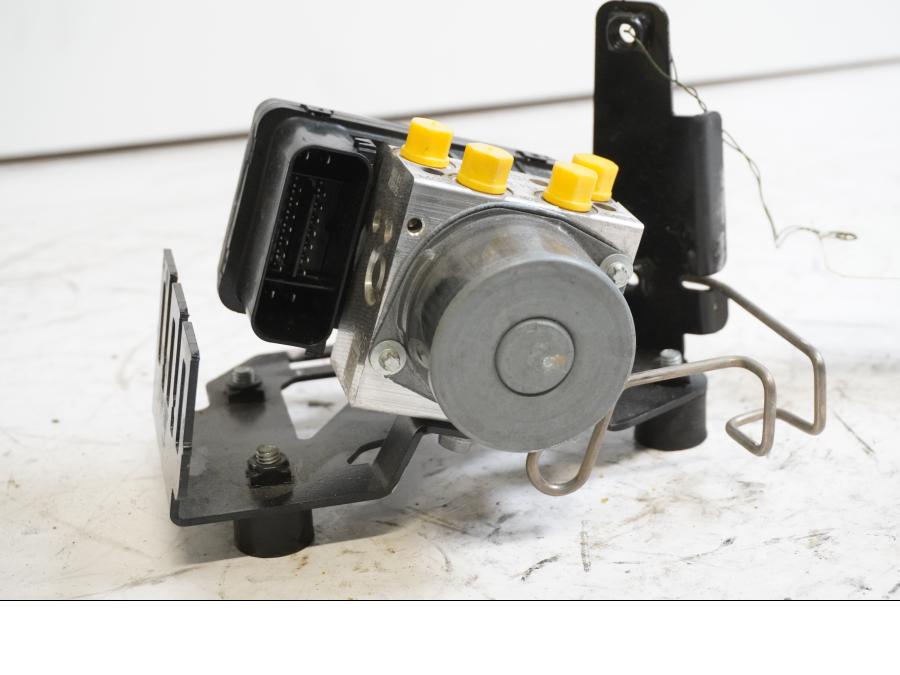 Framsidan på ABS Modulator från en KTM 690 Duke -2013 motorcykel.