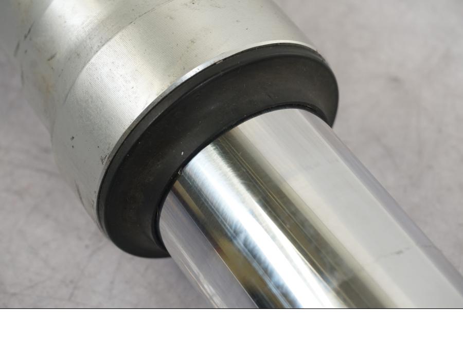 Snett uppifrån på Gaffelben från en Suzuki GSX 1300 RX -1999 motorcykel.