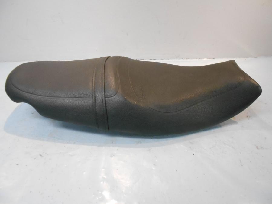 Framsidan på Sadel från en Triumph Sprint RS -2004 motorcykel.