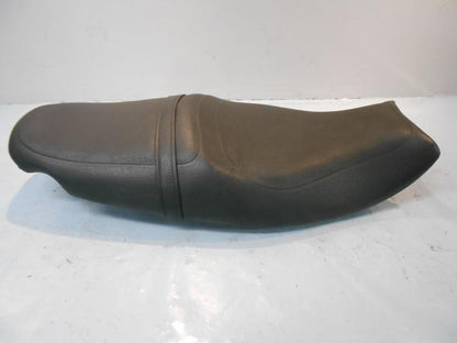 Framsidan på Sadel från en Triumph Sprint RS -2004 motorcykel.