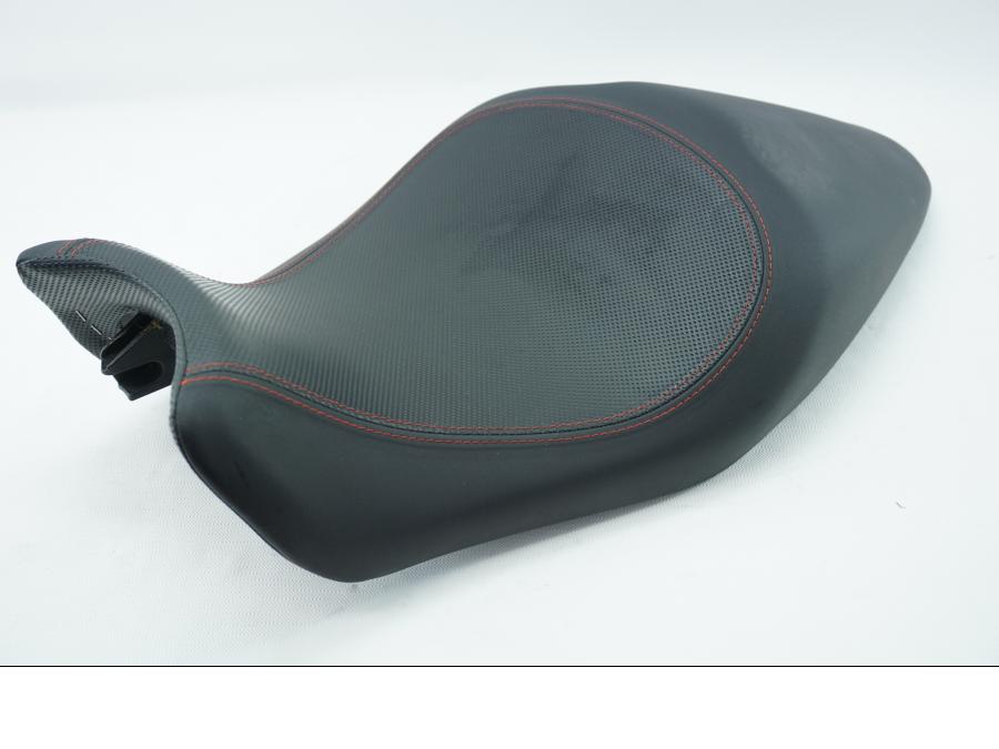 Baksidan på Sadel från en Ducati Monster 1200 -2016 motorcykel.