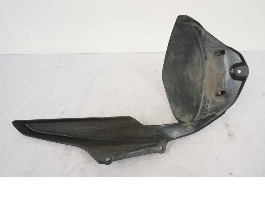 Snett nerifrån på Svingskärm från en Kawasaki ER-6F -2010 motorcykel.