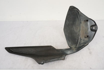 Snett nerifrån på Svingskärm från en Kawasaki ER-6F -2010 motorcykel.