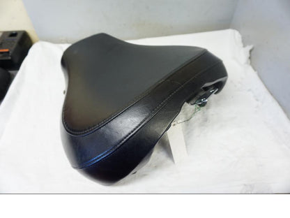 Höger sida på Sadel från en Suzuki VL 1500 -2006 motorcykel.